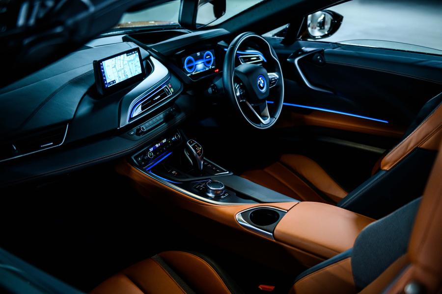 Интерьер BMW i8 Roadster (I15) 2018 года  (JP) (фото 11 из 16)